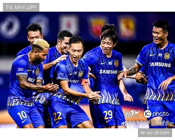 中超球队主场气势如虹，球迷激情助阵点燃赛场