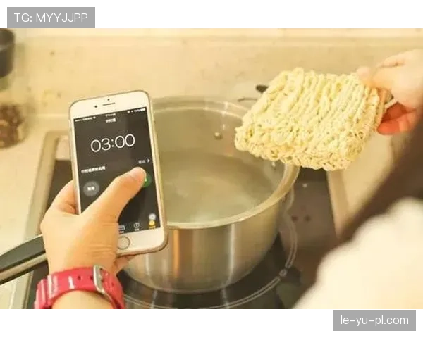 大阪刚买下比弗利山庄那栋玻璃豪宅，训练完回家还得自己煮泡面？