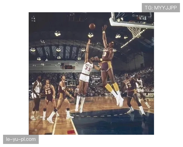 张伯伦篮下统治力对比贾巴尔显著拉开历史内线差距