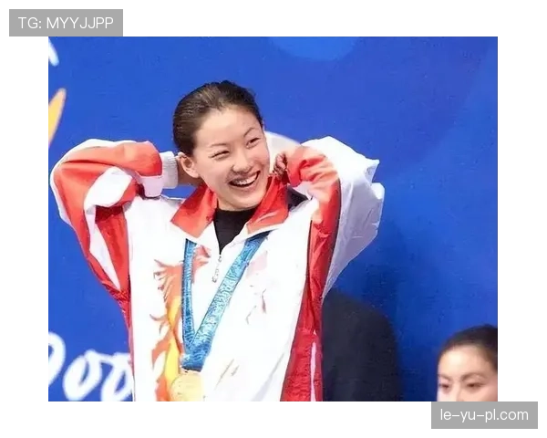 伏明霞跳水拿金牌那会儿，谁想到她后来嫁豪门连生仨娃还天天素颜遛狗？